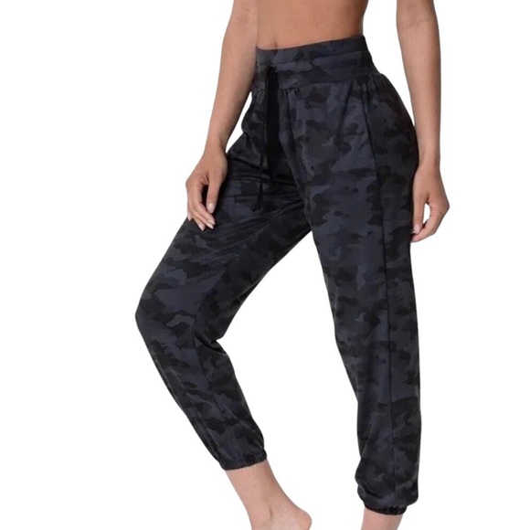Onzie M/L Divine Sweet Jogger Pants Black Grey Camo Lounge Athleisure Comfy NEW - Picture 1 of 10